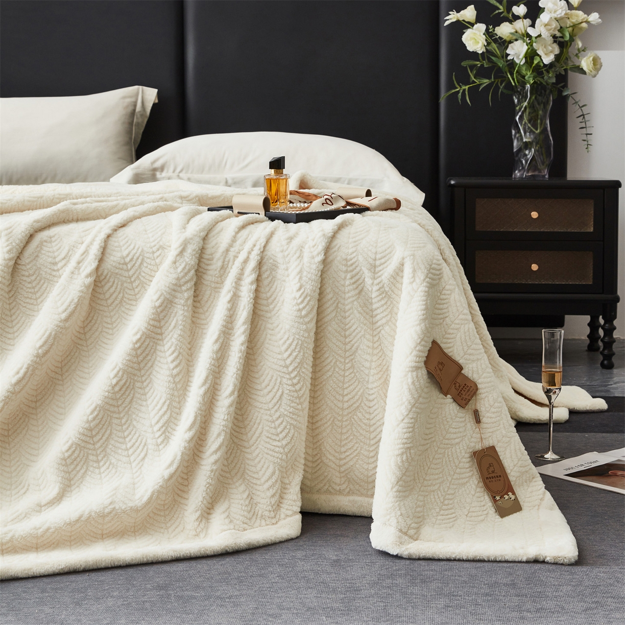 91家纺网 家纺一手货源 找家纺 凯轩毛毯网销专供 2025新款仿羔羊绒毯毛毯婚庆毯保暖毯子 米白