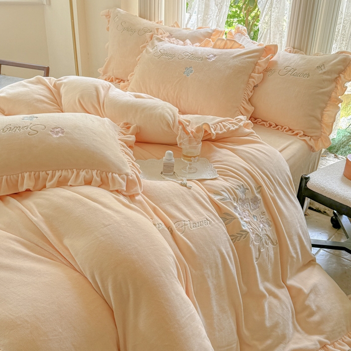 91家纺网 家纺一手货源 找家纺 美洲琳 2025新款高克重牛奶绒绣花四件套 手捧花-奶黄