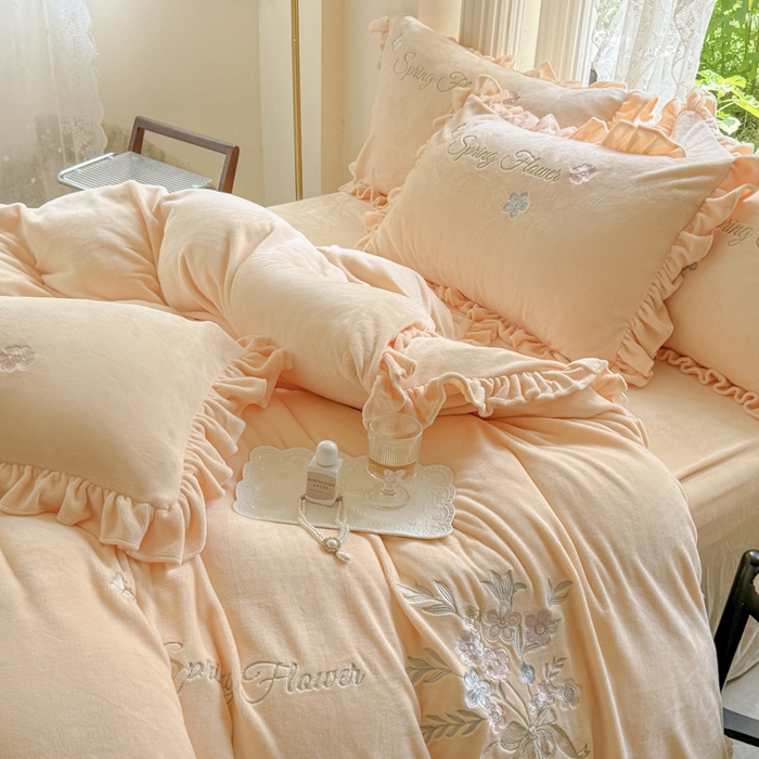 91家纺网 家纺一手货源 找家纺 美洲琳 2025新款高克重牛奶绒绣花四件套 手捧花-奶黄