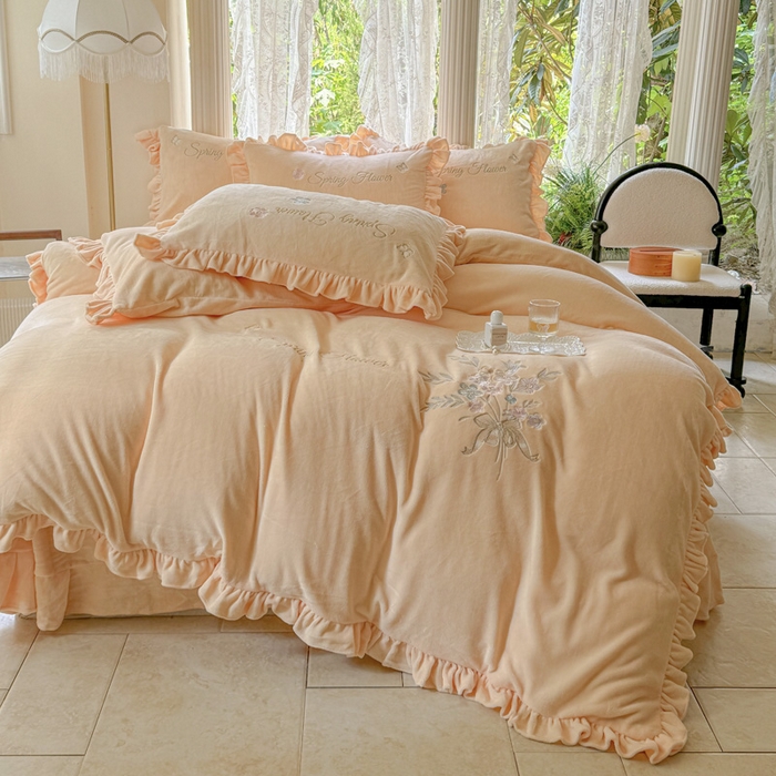 91家纺网 家纺一手货源 找家纺 美洲琳 2025新款高克重牛奶绒绣花四件套 手捧花-奶黄