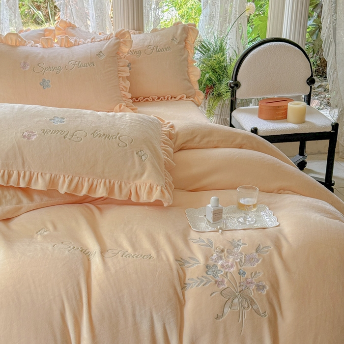 91家纺网 家纺一手货源 找家纺 美洲琳 2025新款高克重牛奶绒绣花四件套 手捧花-奶黄