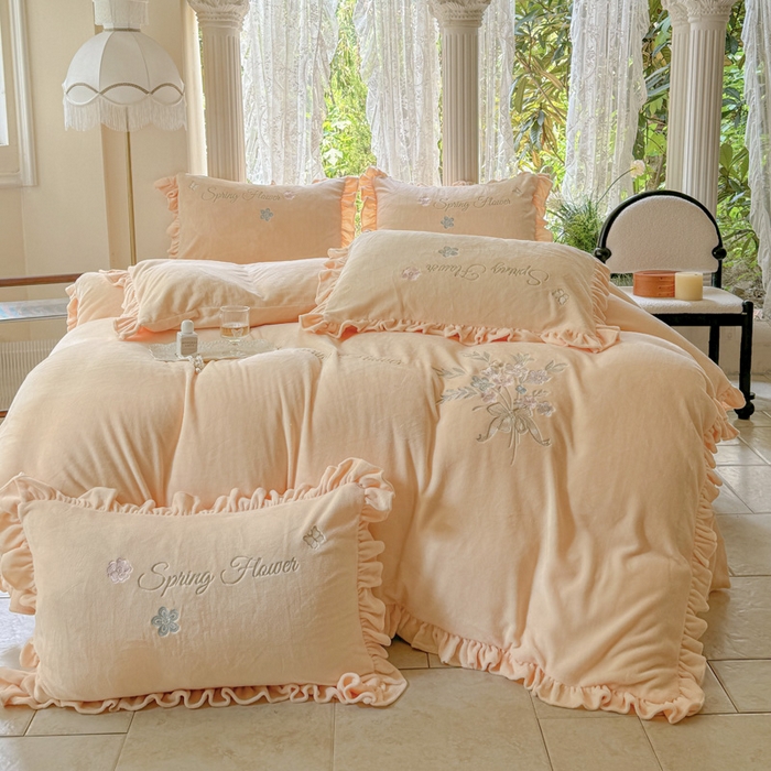 91家纺网 家纺一手货源 找家纺 美洲琳 2025新款高克重牛奶绒绣花四件套 手捧花-奶黄