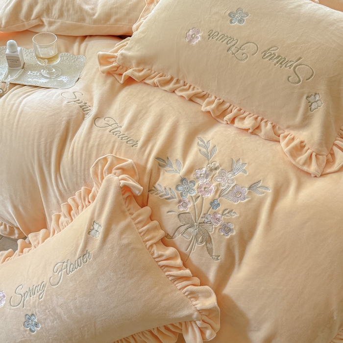 91家纺网 家纺一手货源 找家纺 美洲琳 2025新款高克重牛奶绒绣花四件套 手捧花-奶黄