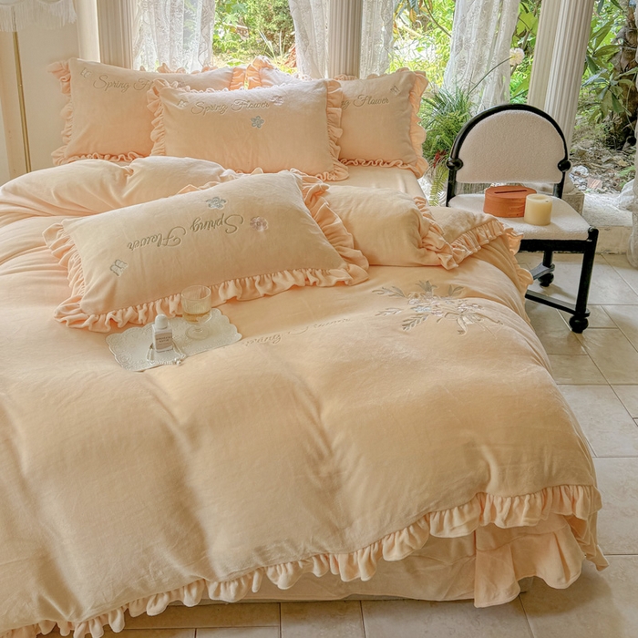 91家纺网 家纺一手货源 找家纺 美洲琳 2025新款高克重牛奶绒绣花四件套 手捧花-奶黄