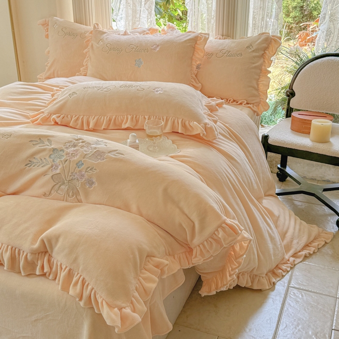 91家纺网 家纺一手货源 找家纺 美洲琳 2025新款高克重牛奶绒绣花四件套 手捧花-奶黄