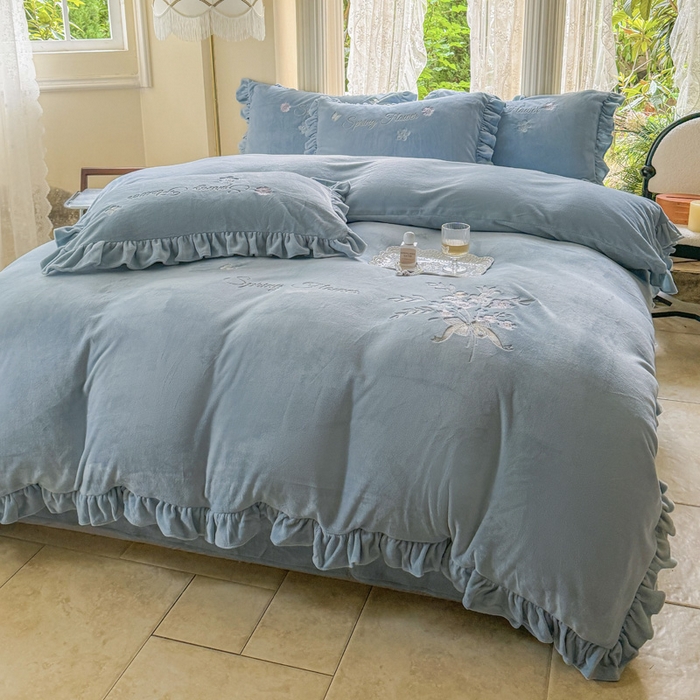 91家纺网 家纺一手货源 找家纺 美洲琳 2025新款高克重牛奶绒绣花四件套 手捧花-浅蓝