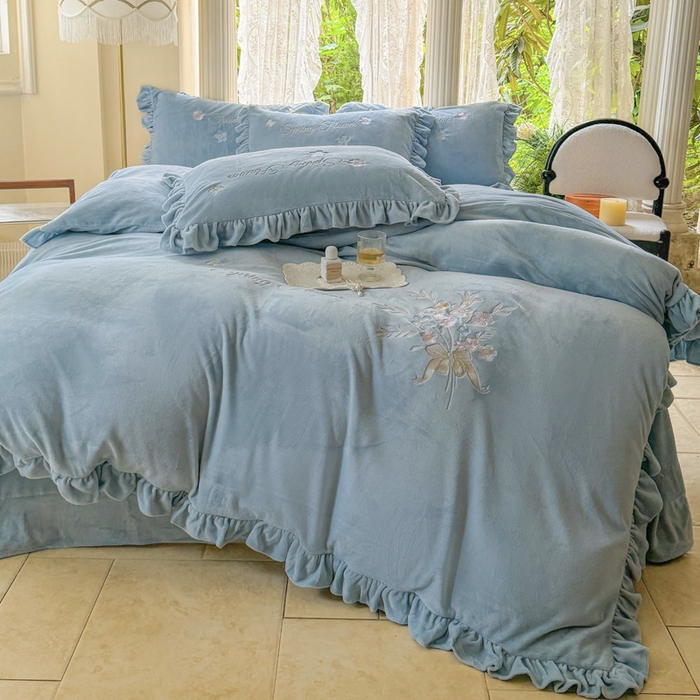 91家纺网 家纺一手货源 找家纺 美洲琳 2025新款高克重牛奶绒绣花四件套 手捧花-浅蓝