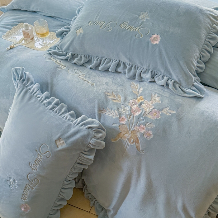 91家纺网 家纺一手货源 找家纺 美洲琳 2025新款高克重牛奶绒绣花四件套 手捧花-浅蓝