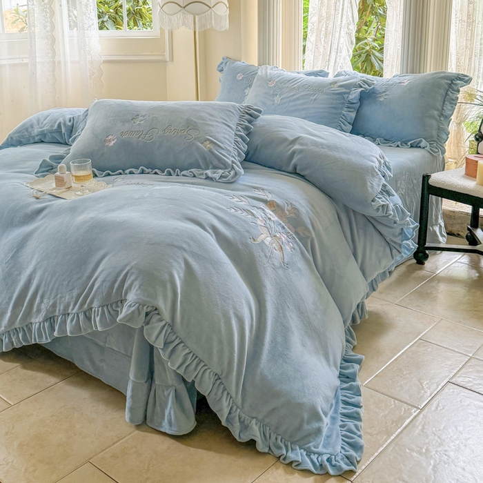 91家纺网 家纺一手货源 找家纺 美洲琳 2025新款高克重牛奶绒绣花四件套 手捧花-浅蓝