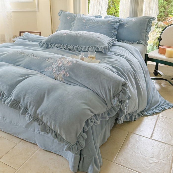 91家纺网 家纺一手货源 找家纺 美洲琳 2025新款高克重牛奶绒绣花四件套 手捧花-浅蓝