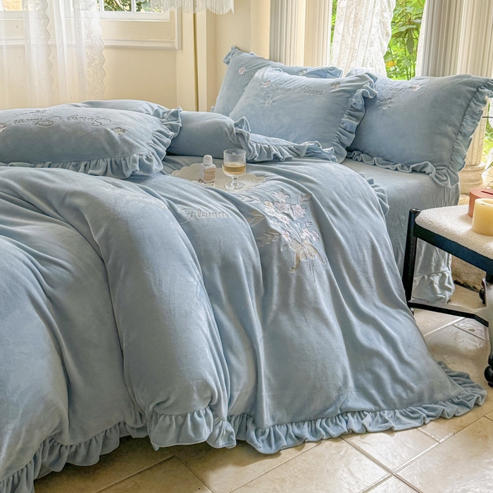 91家纺网 家纺一手货源 找家纺 美洲琳 2025新款高克重牛奶绒绣花四件套 手捧花-浅蓝