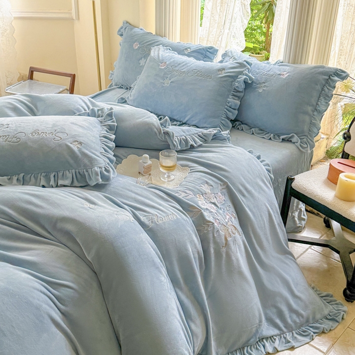 91家纺网 家纺一手货源 找家纺 美洲琳 2025新款高克重牛奶绒绣花四件套 手捧花-浅蓝