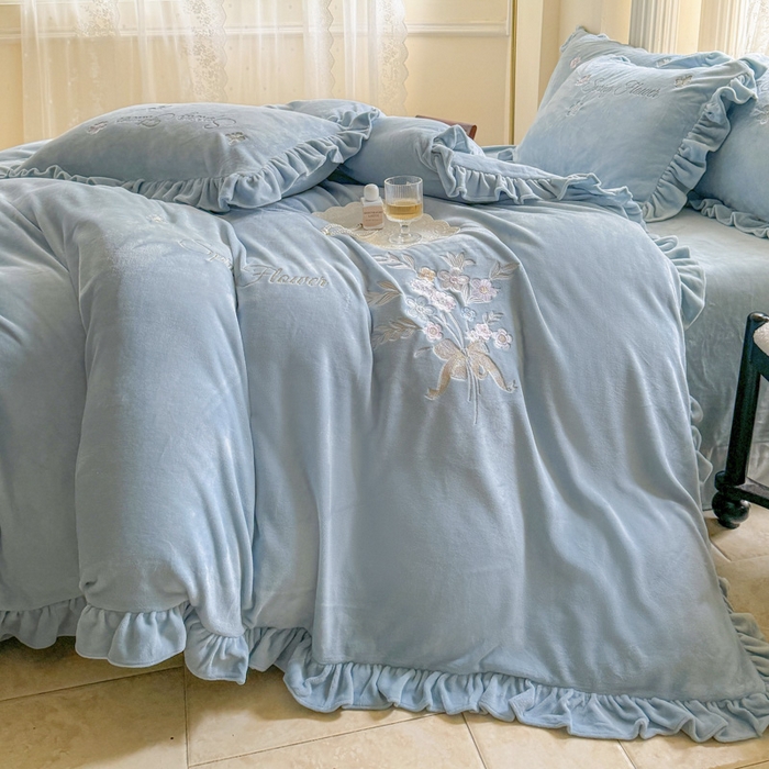 91家纺网 家纺一手货源 找家纺 美洲琳 2025新款高克重牛奶绒绣花四件套 手捧花-浅蓝