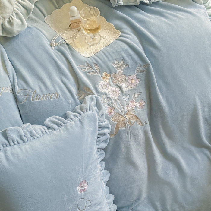 91家纺网 家纺一手货源 找家纺 美洲琳 2025新款高克重牛奶绒绣花四件套 手捧花-浅蓝