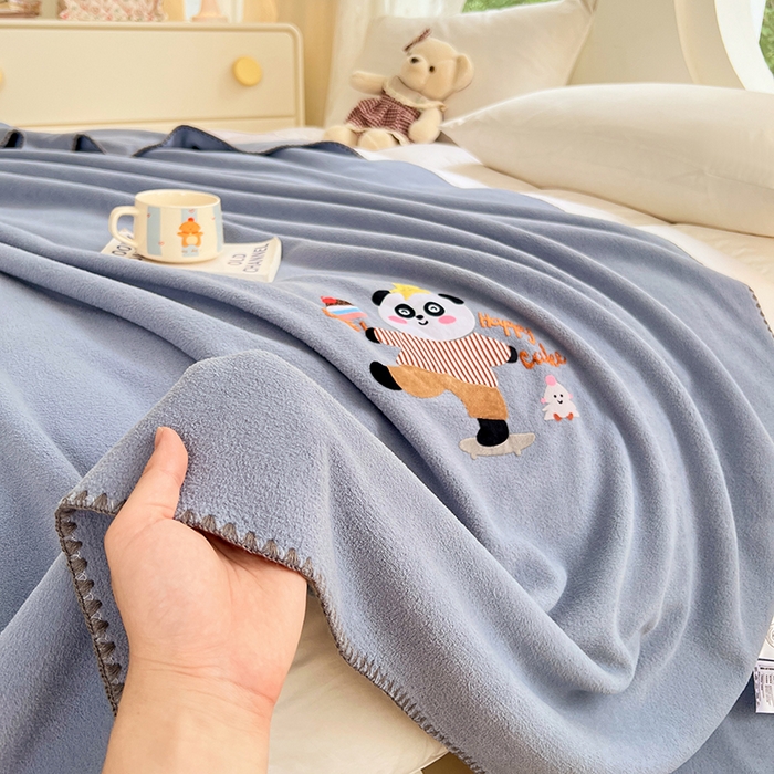 91家纺网 家纺一手货源 找家纺 凯轩毛毯网销专供 2025新款仿羊绒贴布绣毛毯毯子 欢乐熊猫-蓝