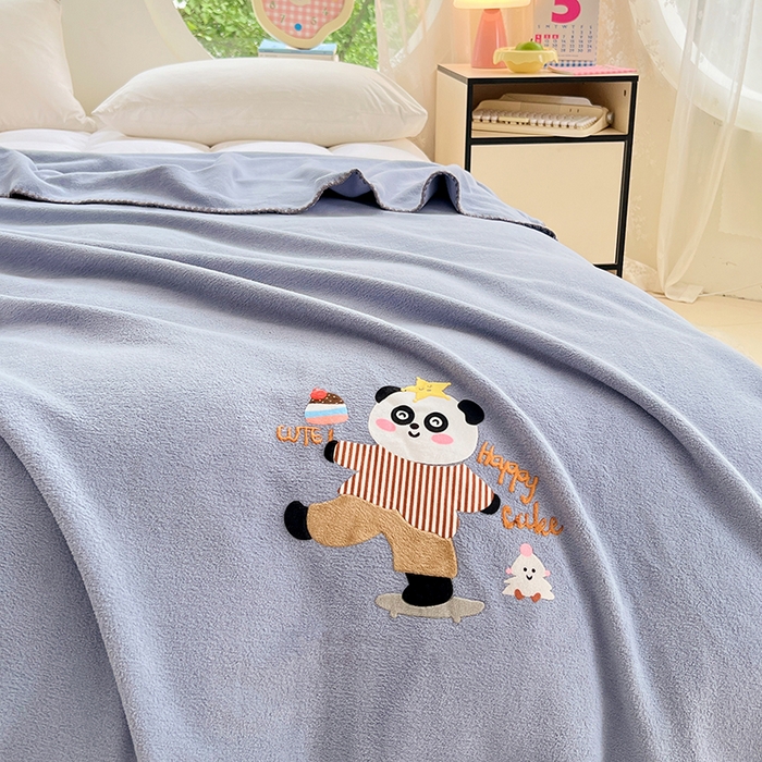 91家纺网 家纺一手货源 找家纺 凯轩毛毯网销专供 2025新款仿羊绒贴布绣毛毯毯子 欢乐熊猫-蓝