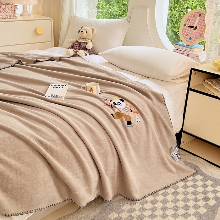 91家纺网 家纺一手货源 找家纺 凯轩毛毯网销专供 2025新款仿羊绒贴布绣毛毯毯子 欢乐熊猫-咖