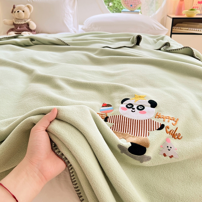 91家纺网 家纺一手货源 找家纺 凯轩毛毯网销专供 2025新款仿羊绒贴布绣毛毯毯子 欢乐熊猫-绿