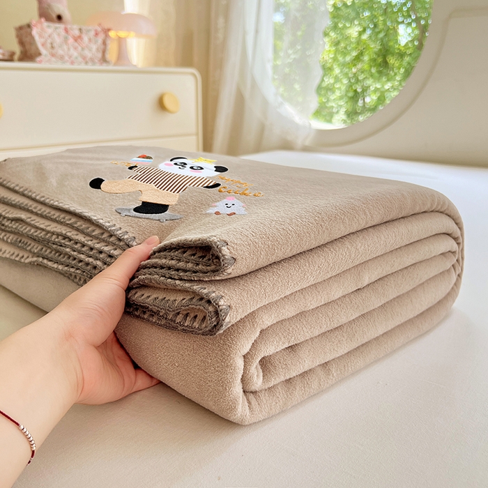 91家纺网 家纺一手货源 找家纺 凯轩毛毯网销专供 2025新款仿羊绒贴布绣毛毯毯子 欢乐熊猫-咖