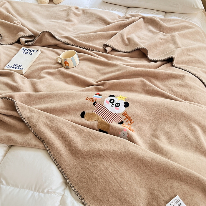 91家纺网 家纺一手货源 找家纺 凯轩毛毯网销专供 2025新款仿羊绒贴布绣毛毯毯子 欢乐熊猫-咖