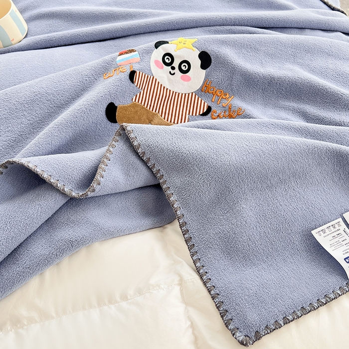 91家纺网 家纺一手货源 找家纺 凯轩毛毯网销专供 2025新款仿羊绒贴布绣毛毯毯子 欢乐熊猫-蓝