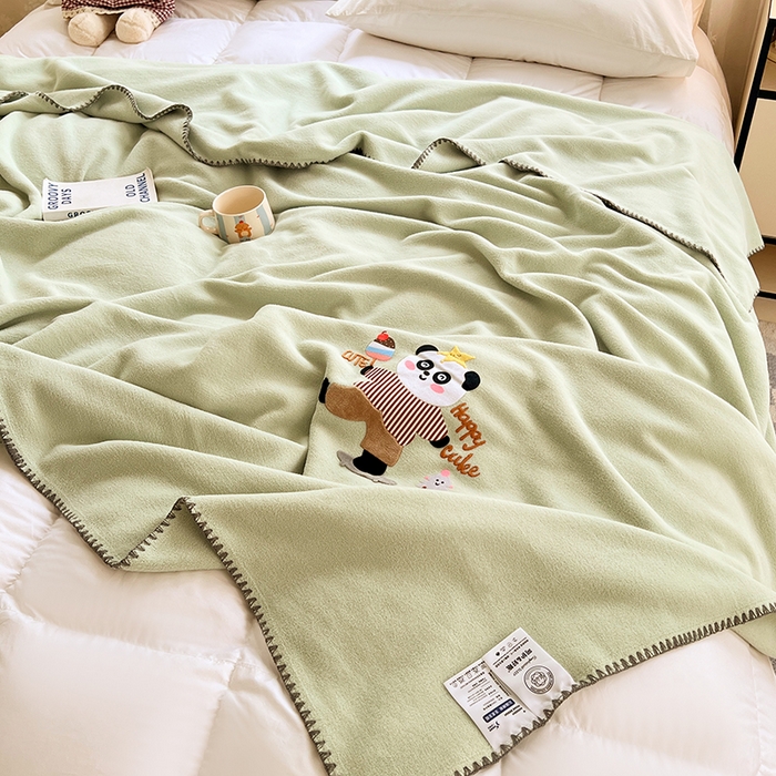 91家纺网 家纺一手货源 找家纺 凯轩毛毯网销专供 2025新款仿羊绒贴布绣毛毯毯子 欢乐熊猫-绿