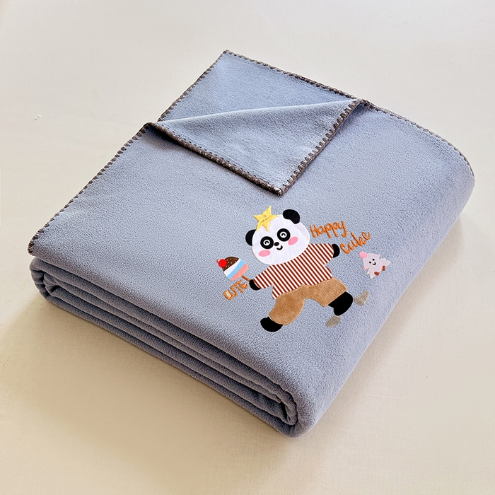 91家纺网 家纺一手货源 找家纺 凯轩毛毯网销专供 2025新款仿羊绒贴布绣毛毯毯子 欢乐熊猫-蓝