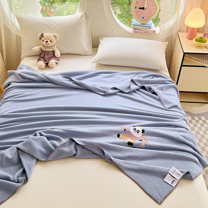 91家纺网 家纺一手货源 找家纺 凯轩毛毯网销专供 2025新款仿羊绒贴布绣毛毯毯子 欢乐熊猫-蓝