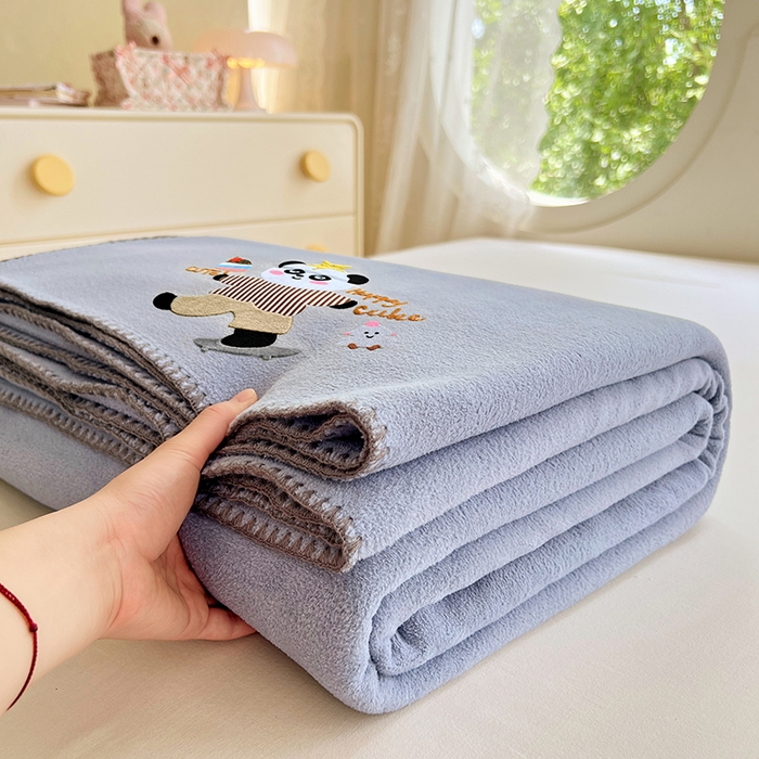 91家纺网 家纺一手货源 找家纺 凯轩毛毯网销专供 2025新款仿羊绒贴布绣毛毯毯子 欢乐熊猫-蓝