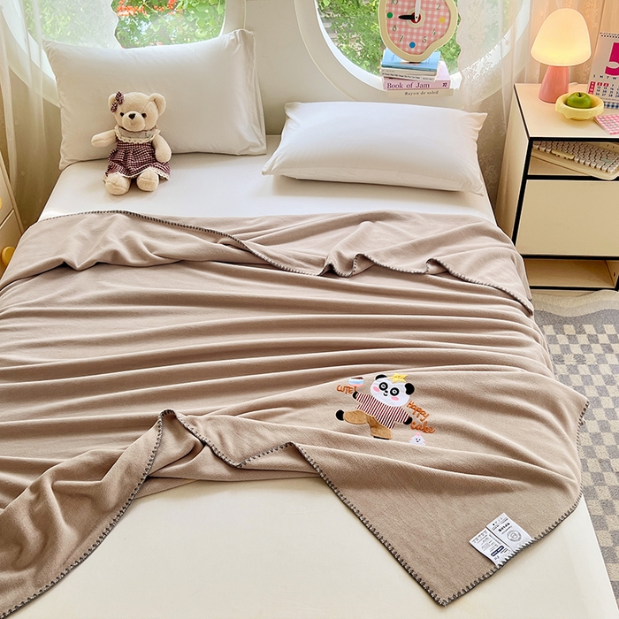 91家纺网 家纺一手货源 找家纺 凯轩毛毯网销专供 2025新款仿羊绒贴布绣毛毯毯子 欢乐熊猫-咖