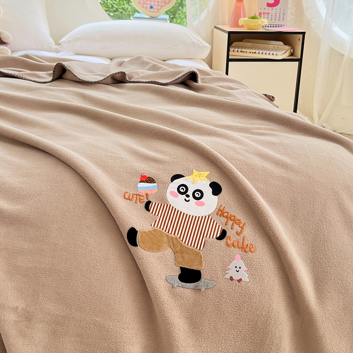 91家纺网 家纺一手货源 找家纺 凯轩毛毯网销专供 2025新款仿羊绒贴布绣毛毯毯子 欢乐熊猫-咖