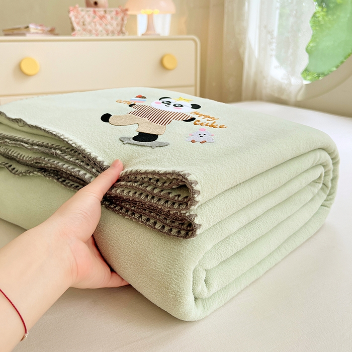91家纺网 家纺一手货源 找家纺 凯轩毛毯网销专供 2025新款仿羊绒贴布绣毛毯毯子 欢乐熊猫-绿