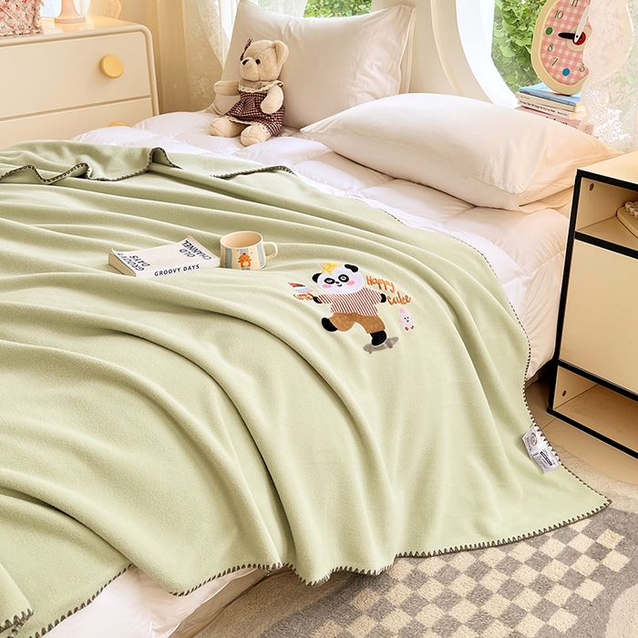 91家纺网 家纺一手货源 找家纺 凯轩毛毯网销专供 2025新款仿羊绒贴布绣毛毯毯子 欢乐熊猫-绿