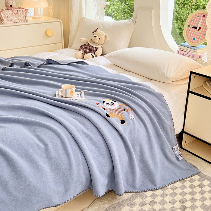 91家纺网 家纺一手货源 找家纺 凯轩毛毯网销专供 2025新款仿羊绒贴布绣毛毯毯子 欢乐熊猫-蓝