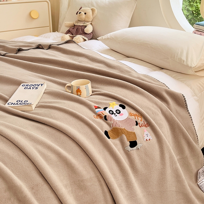 91家纺网 家纺一手货源 找家纺 凯轩毛毯网销专供 2025新款仿羊绒贴布绣毛毯毯子 欢乐熊猫-咖