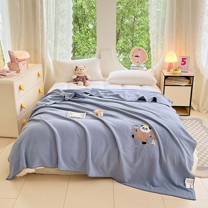 凯轩毛毯网销专供 2025新款仿羊绒贴布绣毛毯毯子 欢乐熊猫-蓝