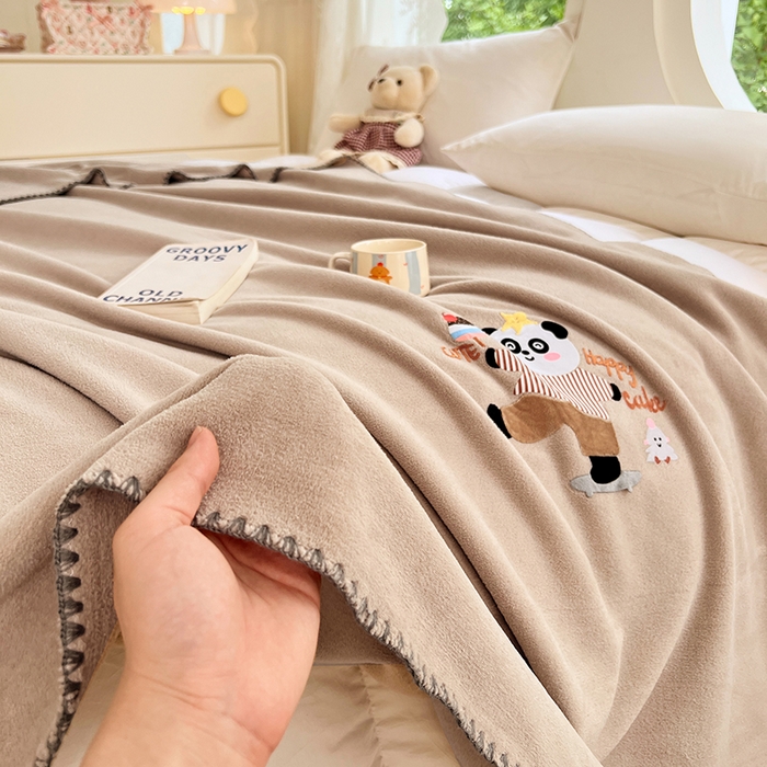 91家纺网 家纺一手货源 找家纺 凯轩毛毯网销专供 2025新款仿羊绒贴布绣毛毯毯子 欢乐熊猫-咖