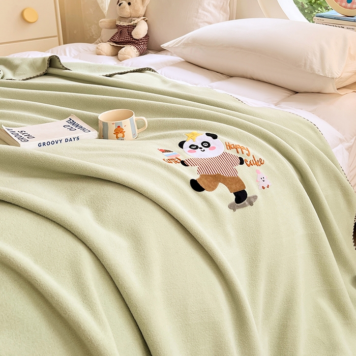 91家纺网 家纺一手货源 找家纺 凯轩毛毯网销专供 2025新款仿羊绒贴布绣毛毯毯子 欢乐熊猫-绿