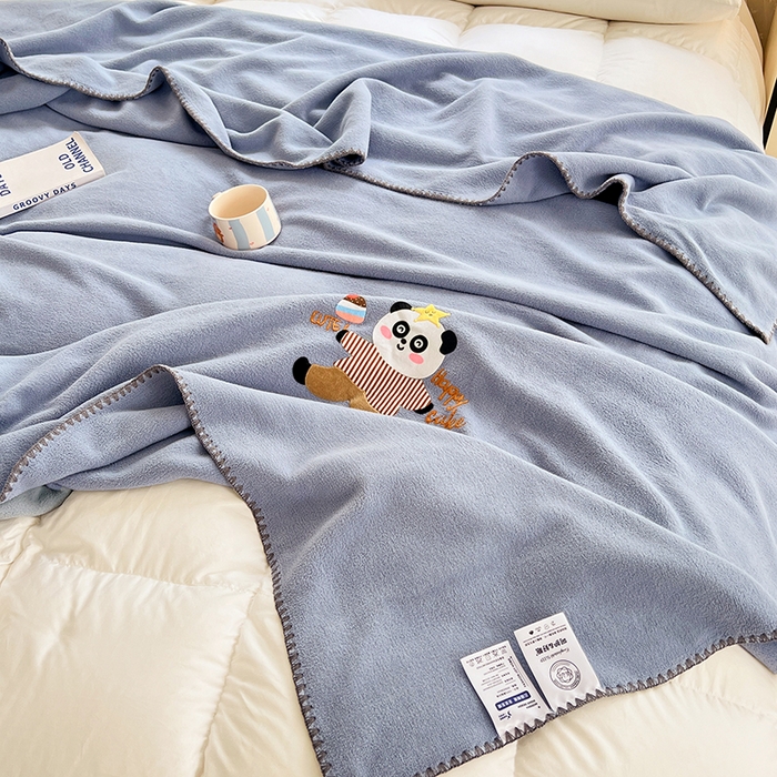 91家纺网 家纺一手货源 找家纺 凯轩毛毯网销专供 2025新款仿羊绒贴布绣毛毯毯子 欢乐熊猫-蓝