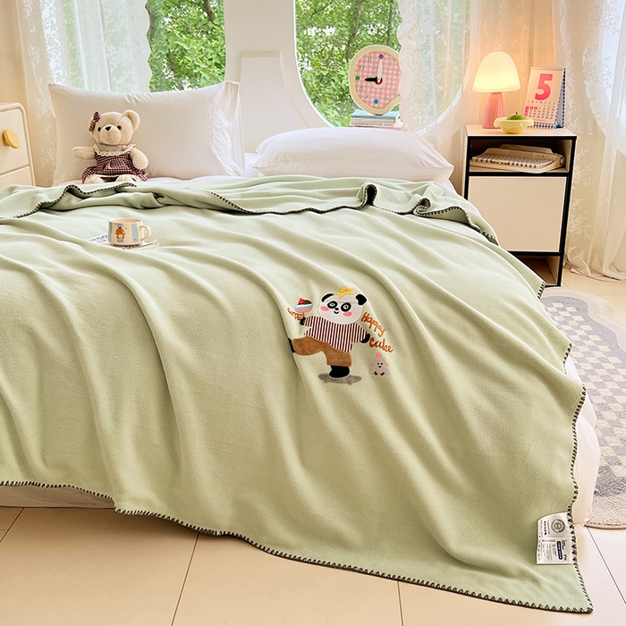 91家纺网 家纺一手货源 找家纺 凯轩毛毯网销专供 2025新款仿羊绒贴布绣毛毯毯子 欢乐熊猫-绿