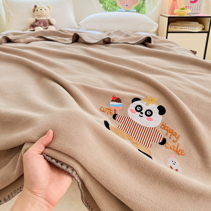 91家纺网 家纺一手货源 找家纺 凯轩毛毯网销专供 2025新款仿羊绒贴布绣毛毯毯子 欢乐熊猫-咖