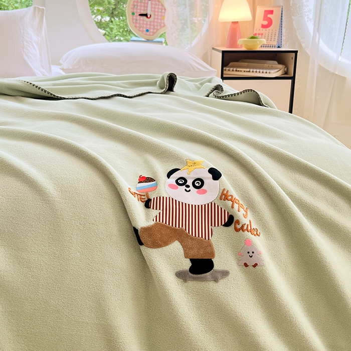 91家纺网 家纺一手货源 找家纺 凯轩毛毯网销专供 2025新款仿羊绒贴布绣毛毯毯子 欢乐熊猫-绿