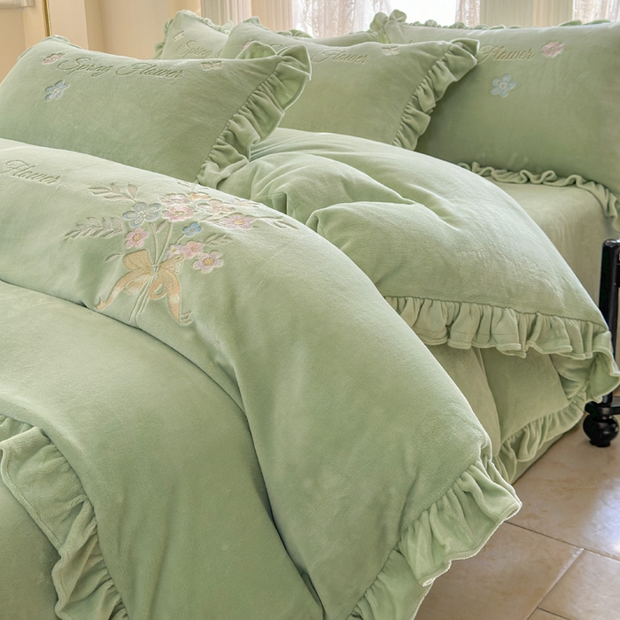 91家纺网 家纺一手货源 找家纺 美洲琳 2025新款高克重牛奶绒绣花四件套 手捧花-水绿