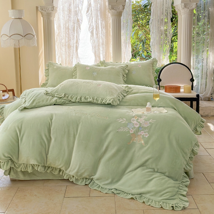 91家纺网 家纺一手货源 找家纺 美洲琳 2025新款高克重牛奶绒绣花四件套 手捧花-水绿