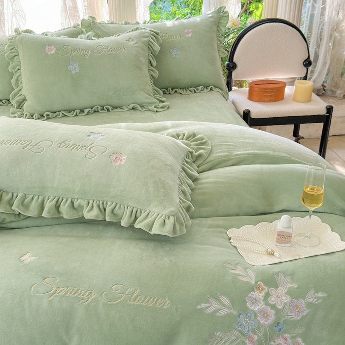 91家纺网 家纺一手货源 找家纺 美洲琳 2025新款高克重牛奶绒绣花四件套 手捧花-水绿