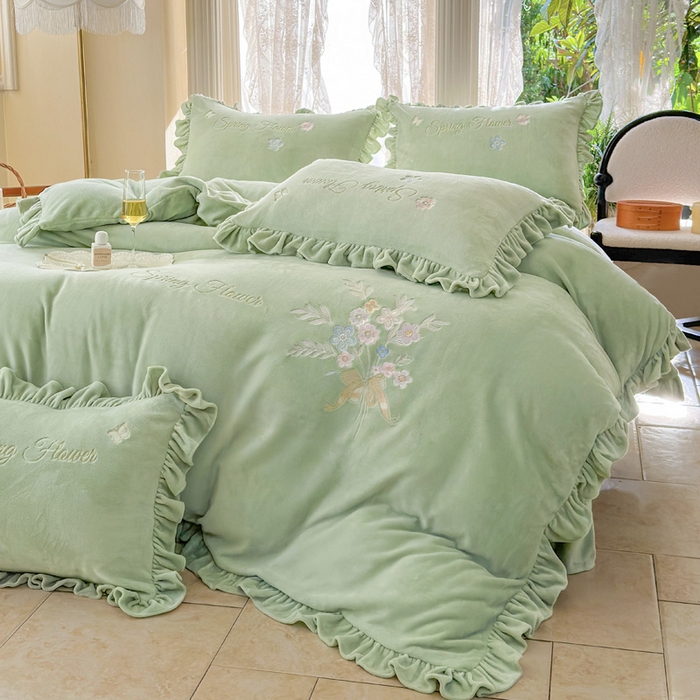 91家纺网 家纺一手货源 找家纺 美洲琳 2025新款高克重牛奶绒绣花四件套 手捧花-水绿