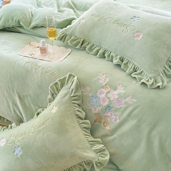 91家纺网 家纺一手货源 找家纺 美洲琳 2025新款高克重牛奶绒绣花四件套 手捧花-水绿