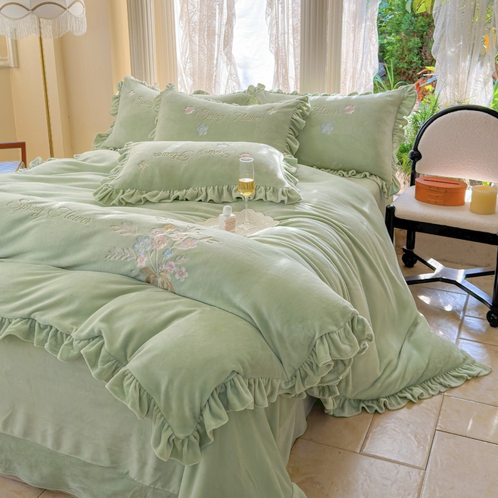 91家纺网 家纺一手货源 找家纺 美洲琳 2025新款高克重牛奶绒绣花四件套 手捧花-水绿