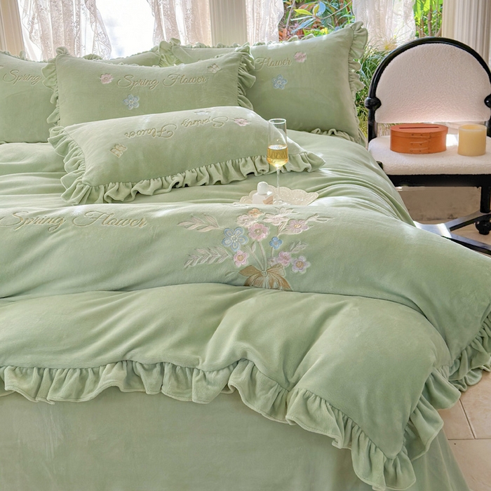 91家纺网 家纺一手货源 找家纺 美洲琳 2025新款高克重牛奶绒绣花四件套 手捧花-水绿