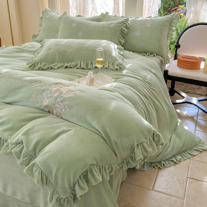 91家纺网 家纺一手货源 找家纺 美洲琳 2025新款高克重牛奶绒绣花四件套 手捧花-水绿